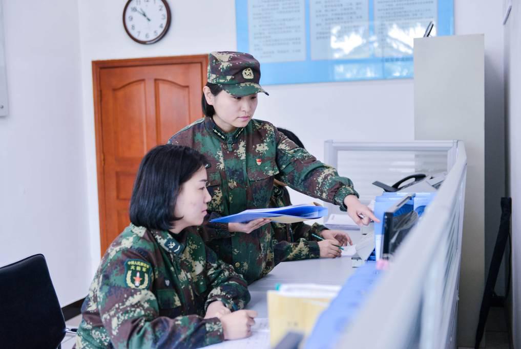 2007年12月入伍,2010年10月入党,上尉军衔,现为火箭军某部某分队政治