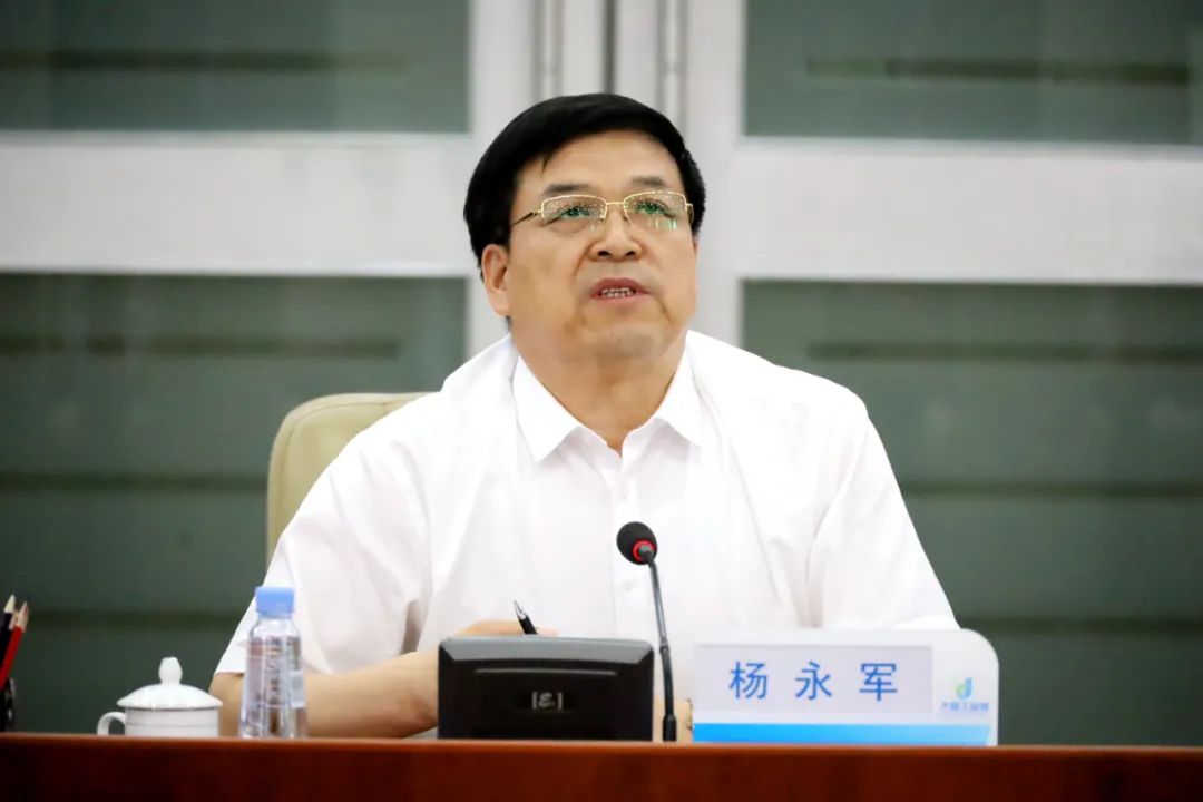 旗职业高级中学及入园企业交流座谈会,管委会副主任杨永军主持会议