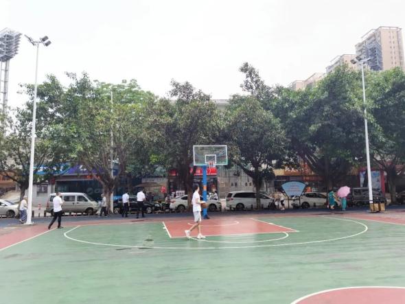 篮球是市民最喜欢的运动之一,而广场内的篮球场一般情况下都是爆满的