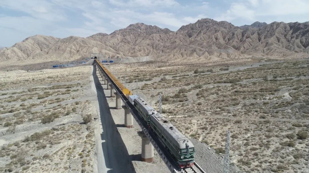 大漠高歌央视为您讲述穿越无人区的格库铁路