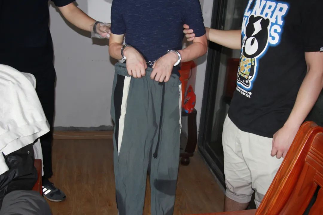 可怕!女子刚坐进驾驶室,一把刀抵在了她脖子上…嫌疑人专挑这地方下手