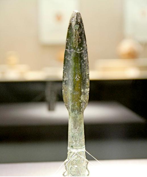 荥经县严道镇同心村战国古墓群出土的"成都矛".