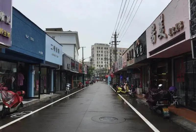 门前无垃圾,无占道经营……这是6月4日记者在北仑区新碶街道福泉路上