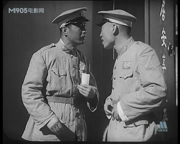 在石挥自编自导的[我这一辈子]中他又成了一个奉公守法的北京旧警.