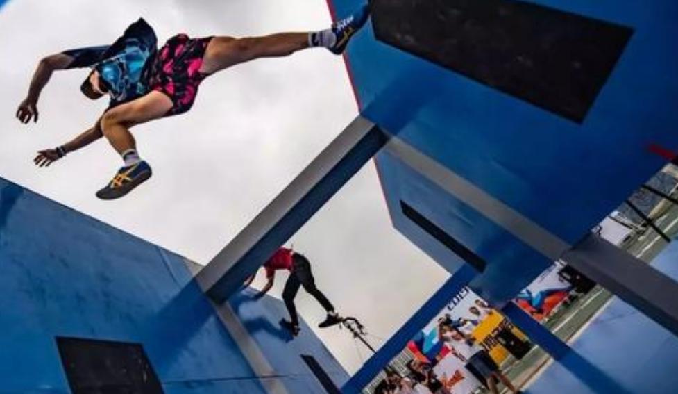 危险的蹦床极限运动是怎么在城市的屋子里火起来的