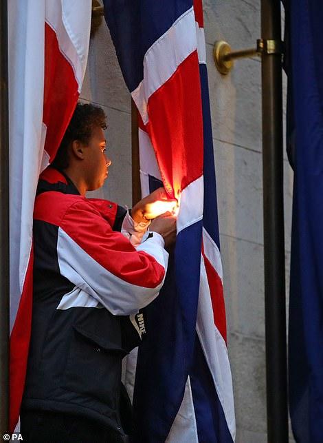 美國抗議人數創紀錄英國抗議者推倒奴隸販子雕像點燃國旗全球確診超