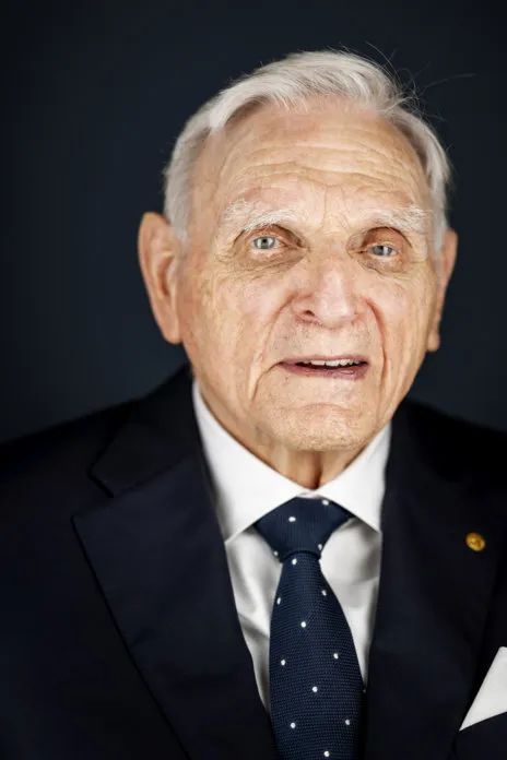 得州大学奥斯汀分校教授约翰·班宁斯特·古迪纳夫(john bannister