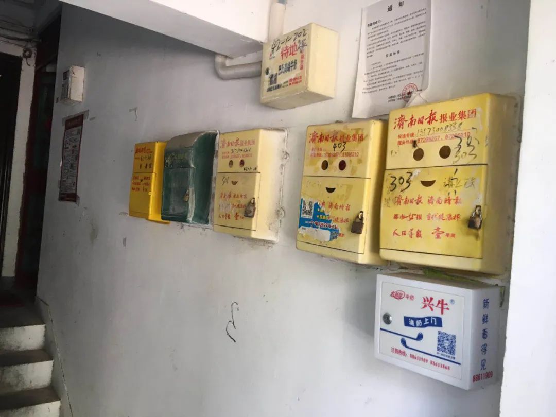 小区内装上了信奶箱,但是居民也同样没领到钥匙,厂家二维码也已经扫不