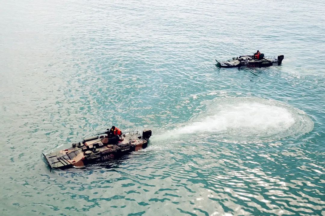 酷暑高温新型步兵蹈海踏浪