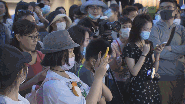 【平安上海】申城夜市惊现网红民警组合“马世奇”摊位!“买买买”的同时把平安带回家吧!
