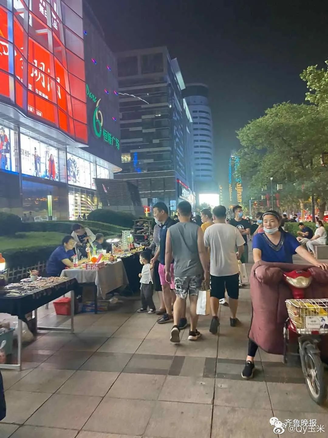 泉城路夜市出摊了! 街头艺人:"今年以来第一次出来唱歌"!