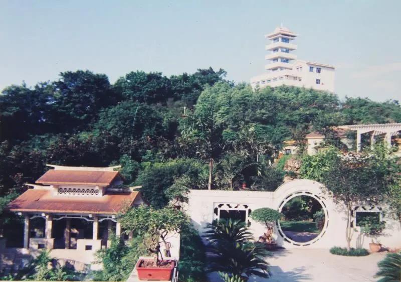 1988年,嘉陵厂在厂区修建供职工休闲娱乐的挂榜山公园.