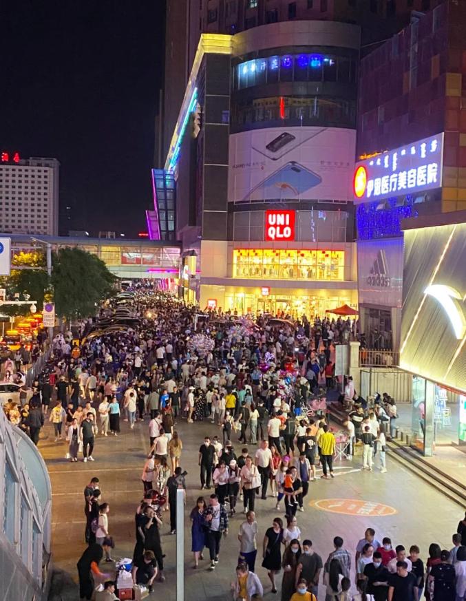呼和浩特夜市重燃人间烟火那叫一个热闹