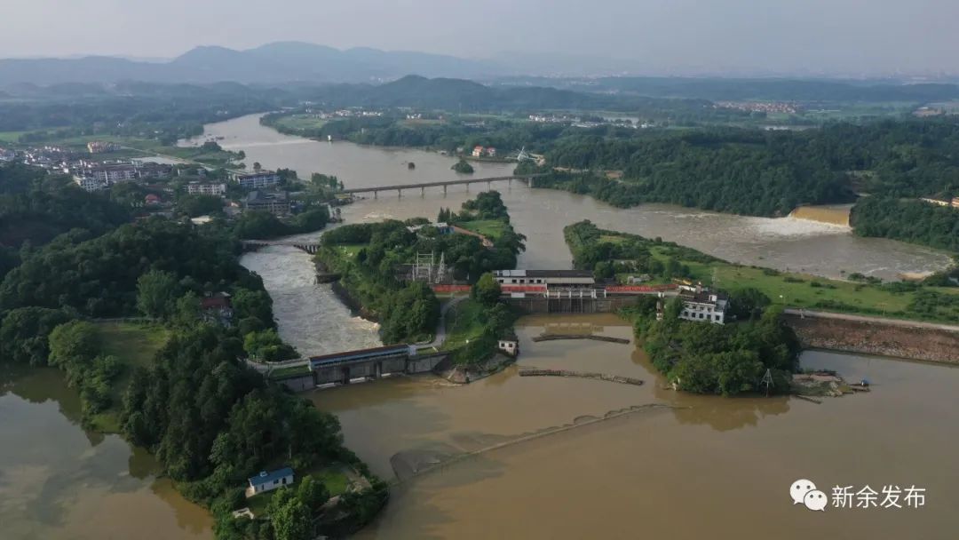 为缓解水位上涨压力,江口水库开闸泄洪.