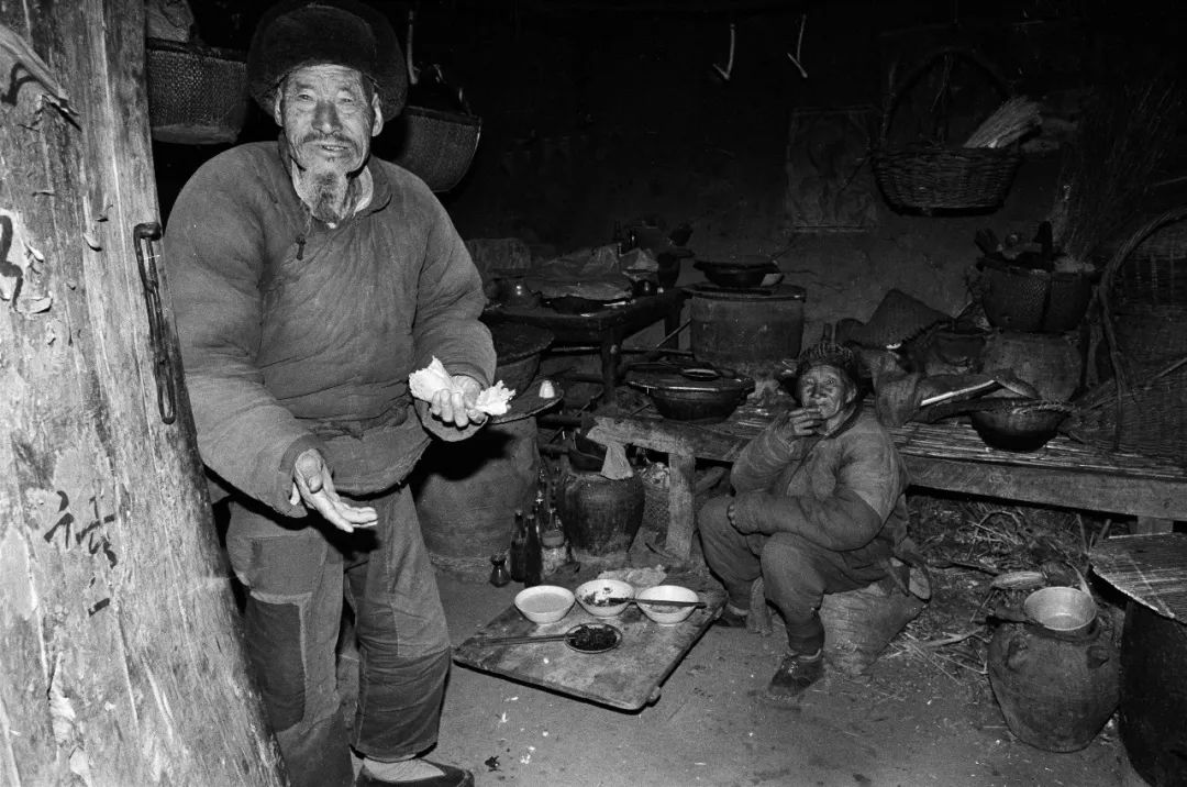 老人用鏊子烙煎饼(1979年)社员的午饭就是煎饼卷大葱(1979年)农民常年