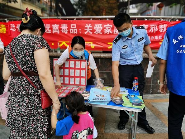 摆摊人口号_摆摊吸引人广告牌图片