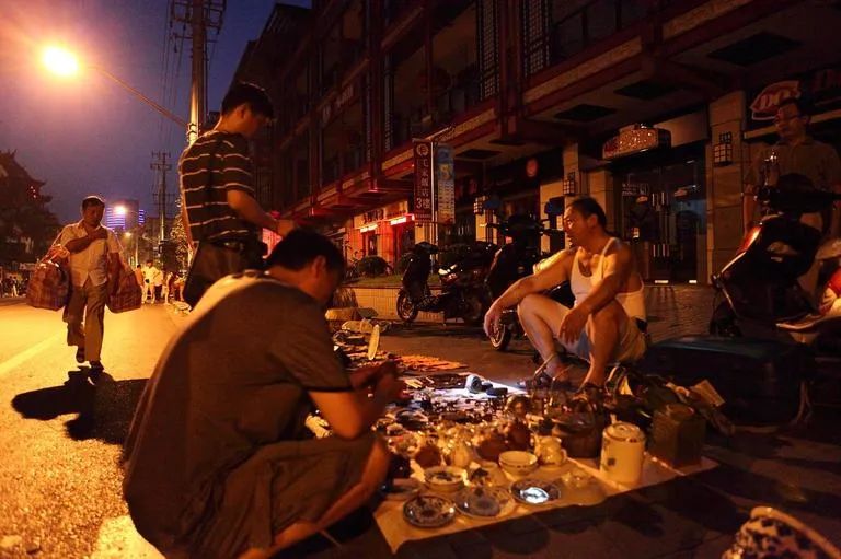 鬼市,即夜市地摊***兄弟一根手指告诉另一根手指我很痛另一根,没有