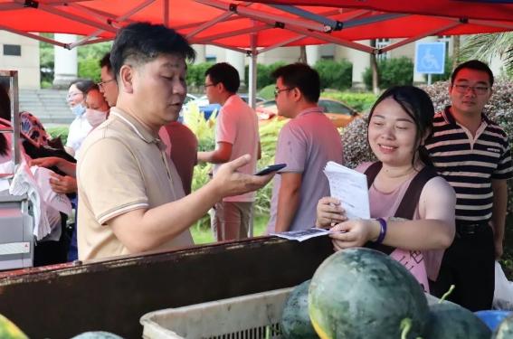 区人大常委会副主任,镇党委书记严杰丰(右三)现场购买农产品高明区