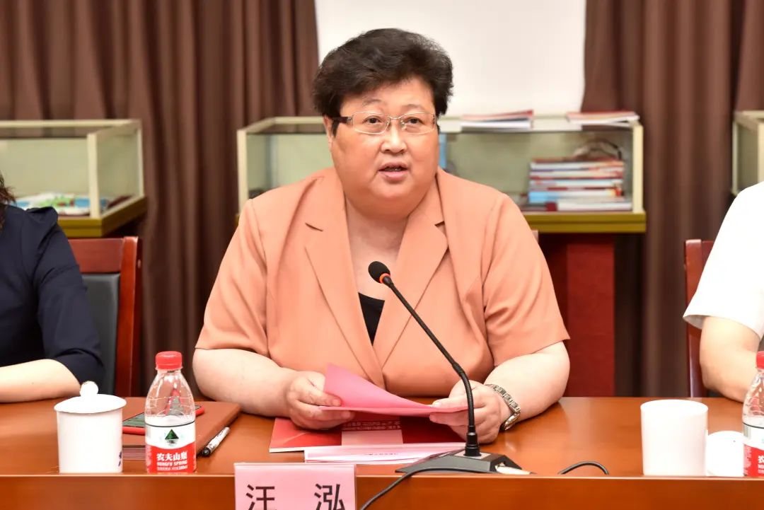 国际档案日来临之际,宝山区援鄂医疗队向档案局捐赠战"疫"档案