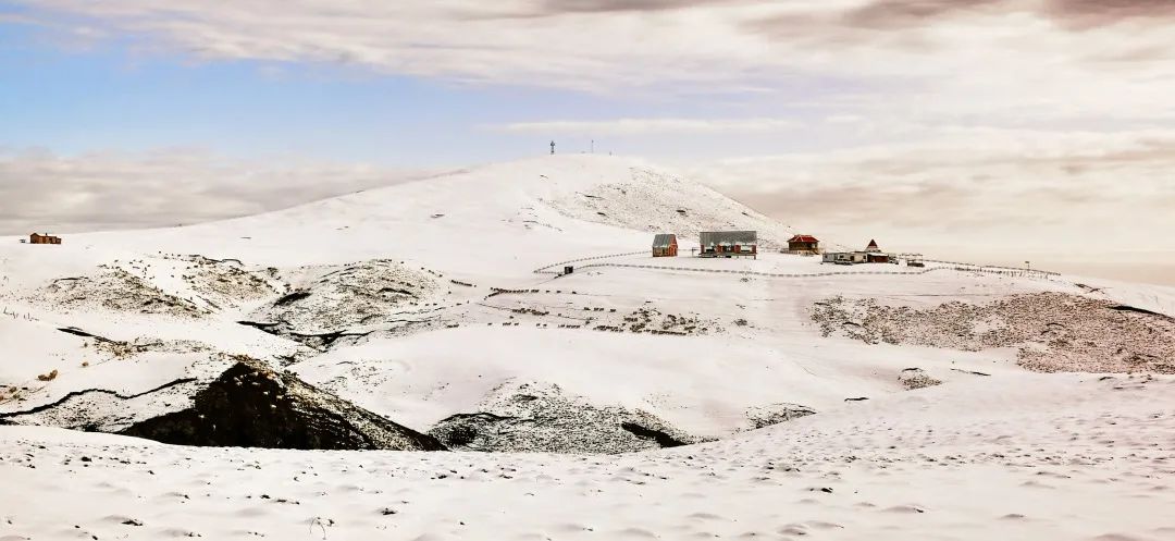 肃南六月飞雪祁连山现炎天飞雪奇景