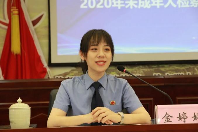 第六检察部主任金婷婷向各位代表介绍我院办理的两起涉未成年人监护