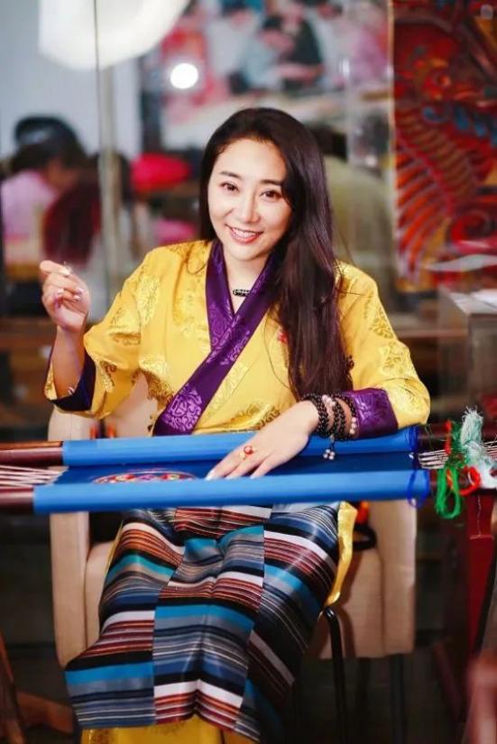 卓玛康珠,海北州祁连县默勒阿佳啦民族工艺品有限公司负责人.