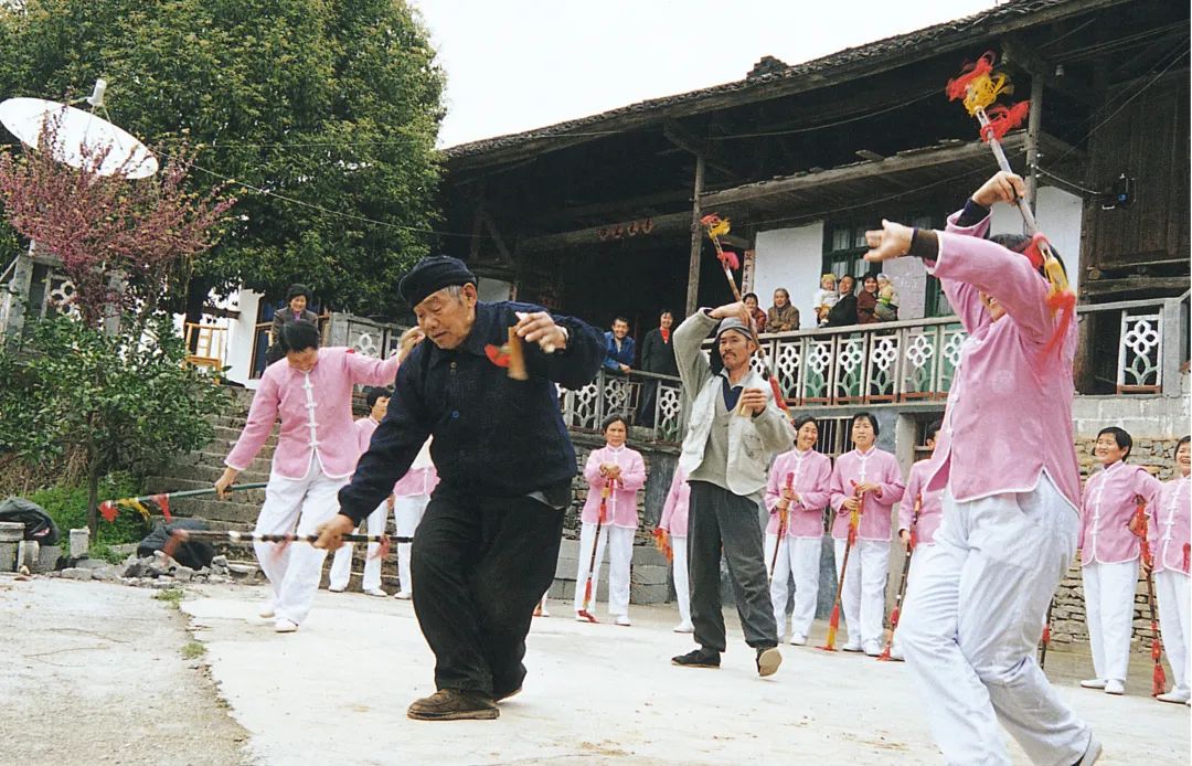 恩施文旅号安排走打连厢儿切