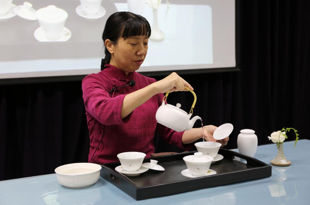 考一个中级茶艺师证报名费多少_后悔考中级茶艺师证_中级证报名费考茶艺师多少钱