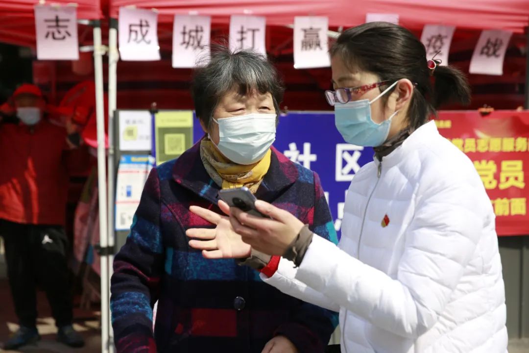 吹哨人口罩_戴口罩的人简笔画(3)