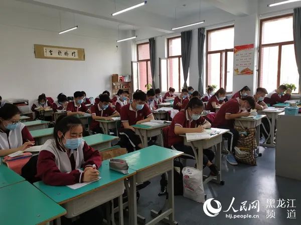 哈尔滨市剑桥第三中学校学生在上早自习.