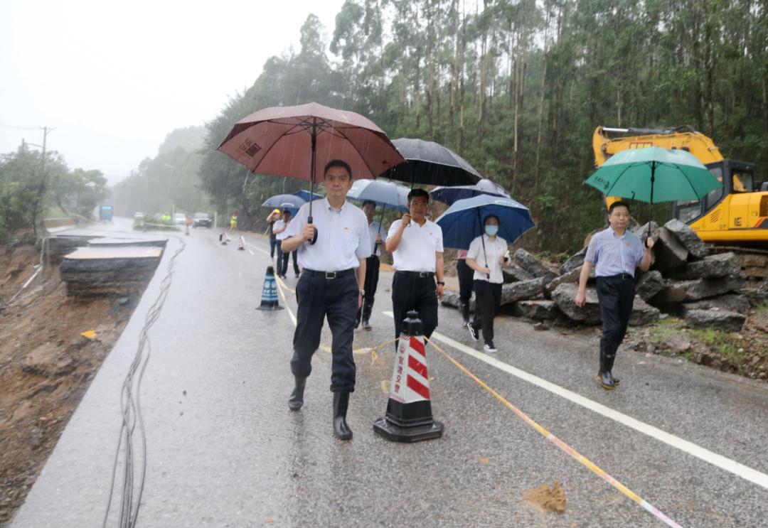 9日下午,市委书记李红军冒雨前往翁源县检查指导防汛工作,深入一线