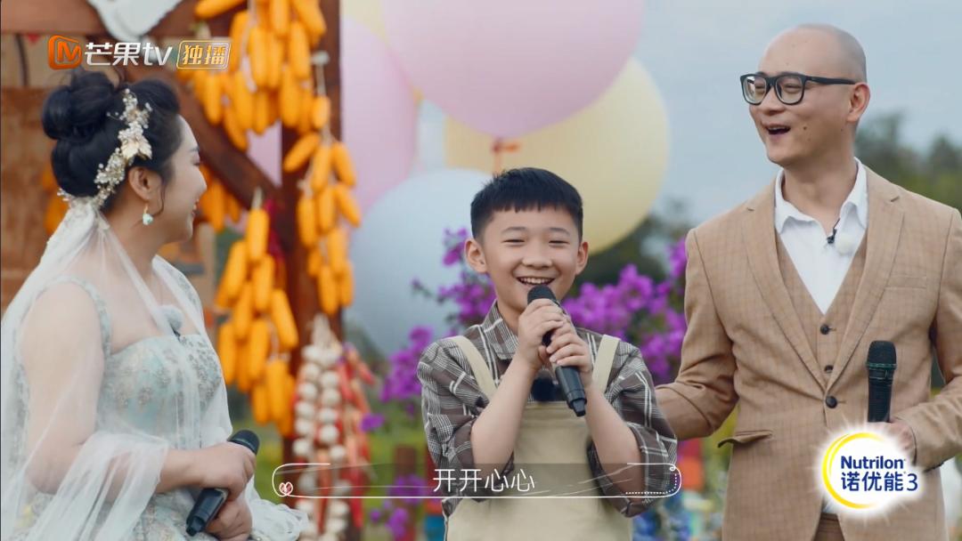 在儿子多乐的见证下,傅首尔和老公老刘举办了一场等了10年的婚礼.