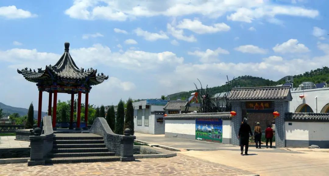 吕梁市离石区信义镇归化村现在的黄家店村,庭院里绿树成荫,街道上干净