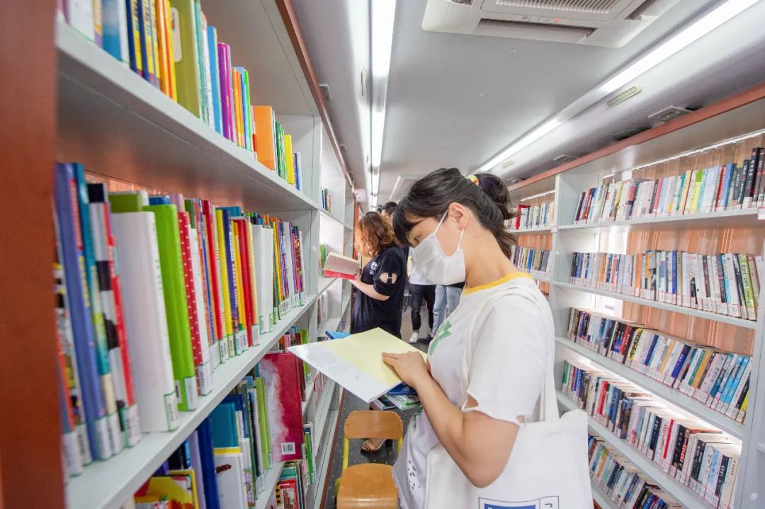 "朱女士说,比起远在前程路上的浦东图书馆,流动图书车更近,更方便