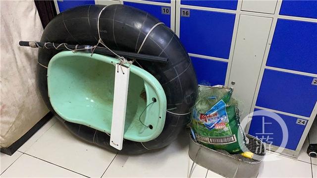 男子自制轮胎船江中捕鱼刚下水就被举报