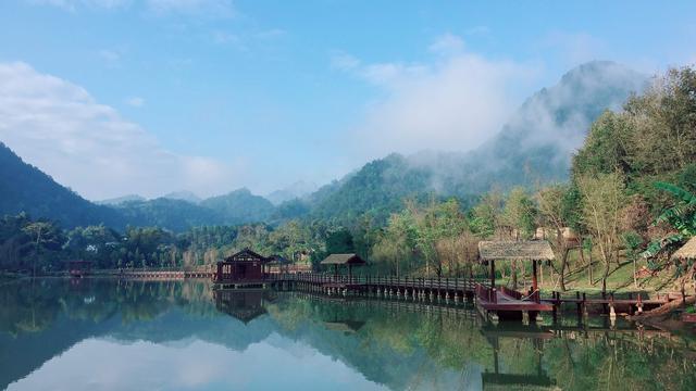 廣西旅遊發展集團進駐達西屯後,對賜福湖一帶景觀重新設計,小山村變