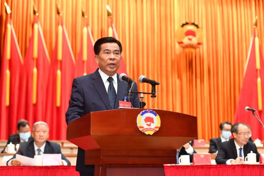 云浮市政协六届四次会议昨天开幕