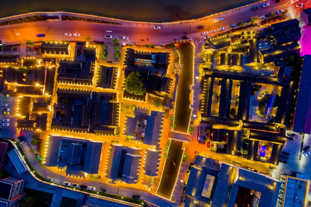 唐闸古镇人们尽情享受港闸夜晚的舒适白天的高温在此刻冷却闲逛看看新