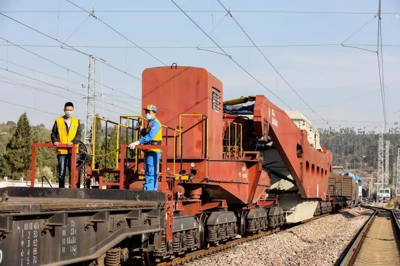 铁路部门专门安排特种货车装载运输,每辆货车长达60多米,车轮数量达48