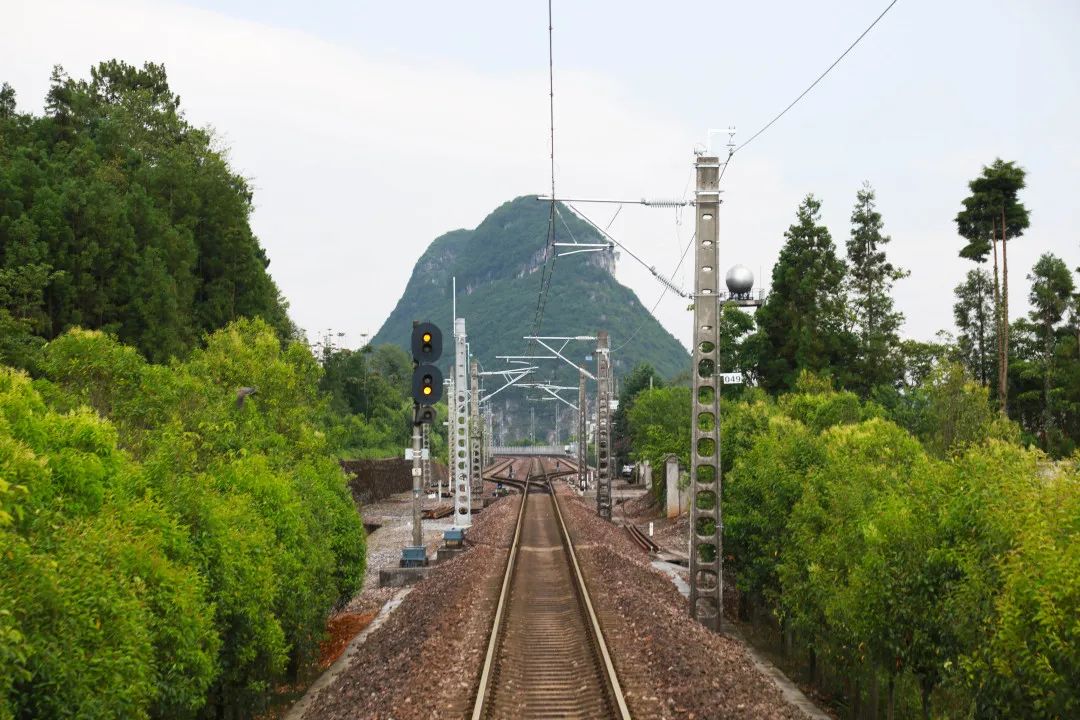 1997年开通运营的南昆铁路,横贯云南,贵州,广西三省区,是我国西南物资