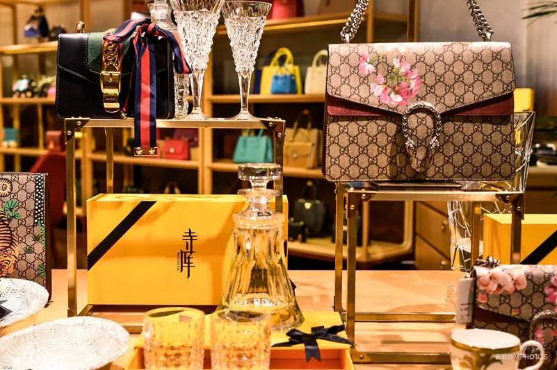 近日,奢侈品电商寺库获得   亿美元战略投资,投资方为趣店.