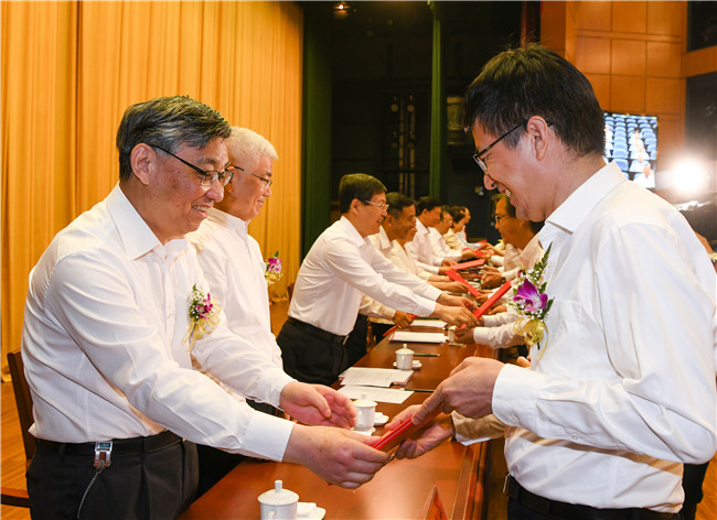 宣益民院士,祝世宁院士为获得2019年度省科学技术奖获奖代表颁发