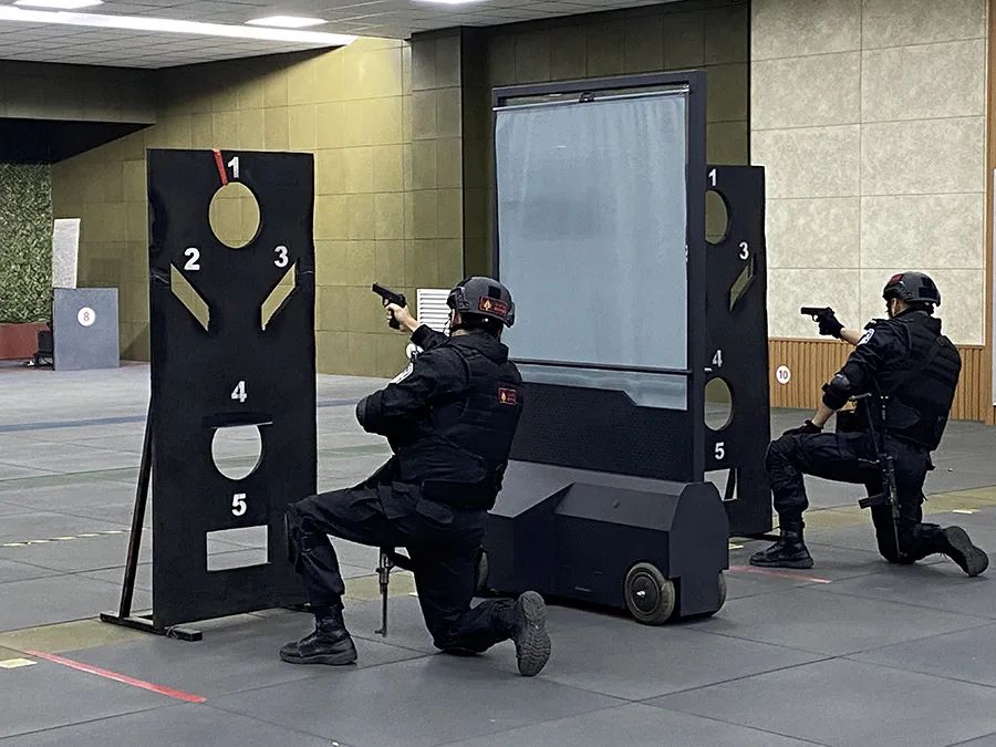 搜身带离,查缉战术,实弹射击,体能训练,警务技能等20余项练兵科目大纲