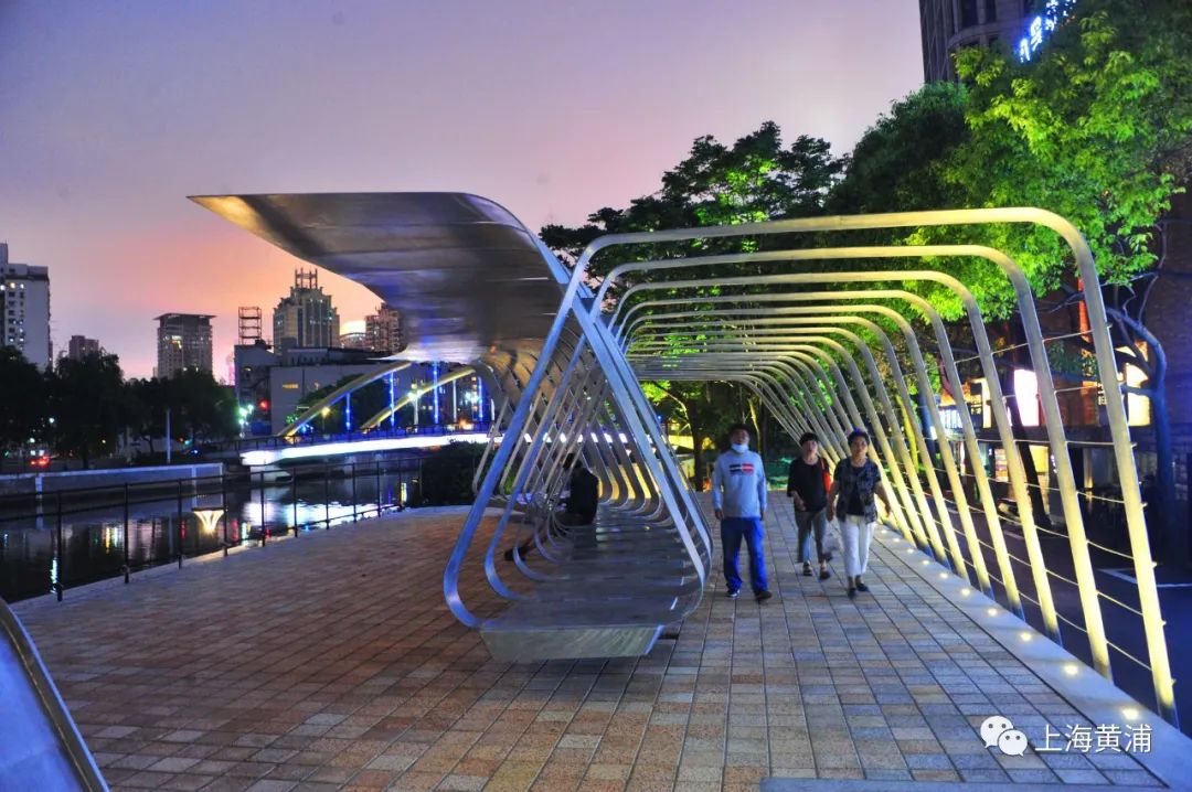 改造后的乌镇路桥亲水平台近日全新亮相,特别是飞鸟形状,几何造型结构