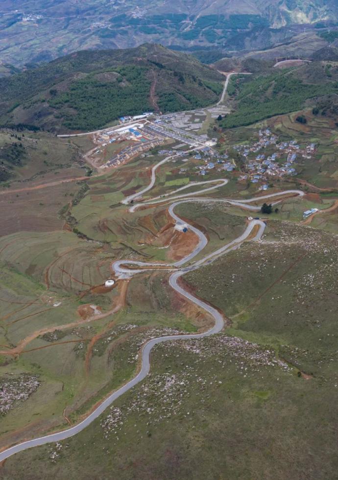 金阳县山江乡老寨子村的通村公路,公路处于金沙江和西溪河峡谷悬崖