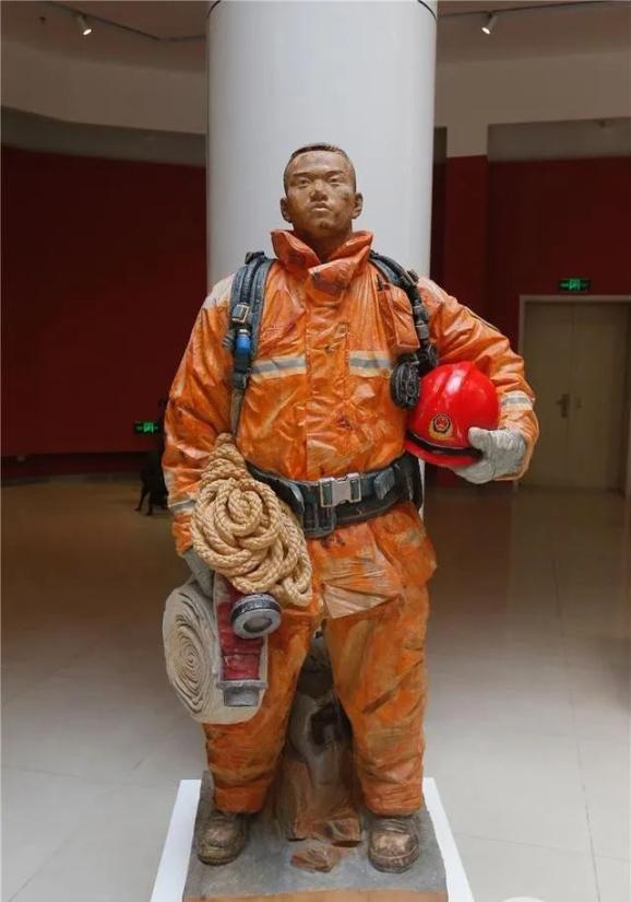 全国美术作品展 雕塑金奖作品《烈焰青春》作者:焦兴涛写实的造型