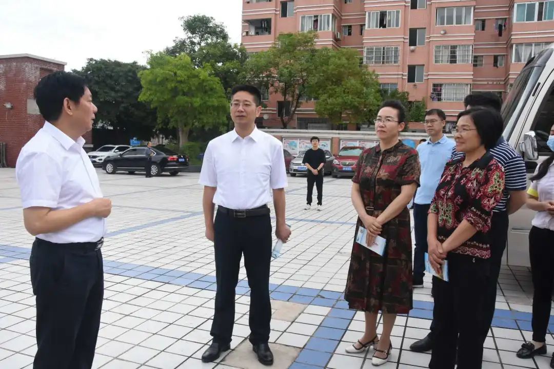 6月8日,在嘉陵区四套班子领导陪同下,县党政代表团一行首站来到了大通
