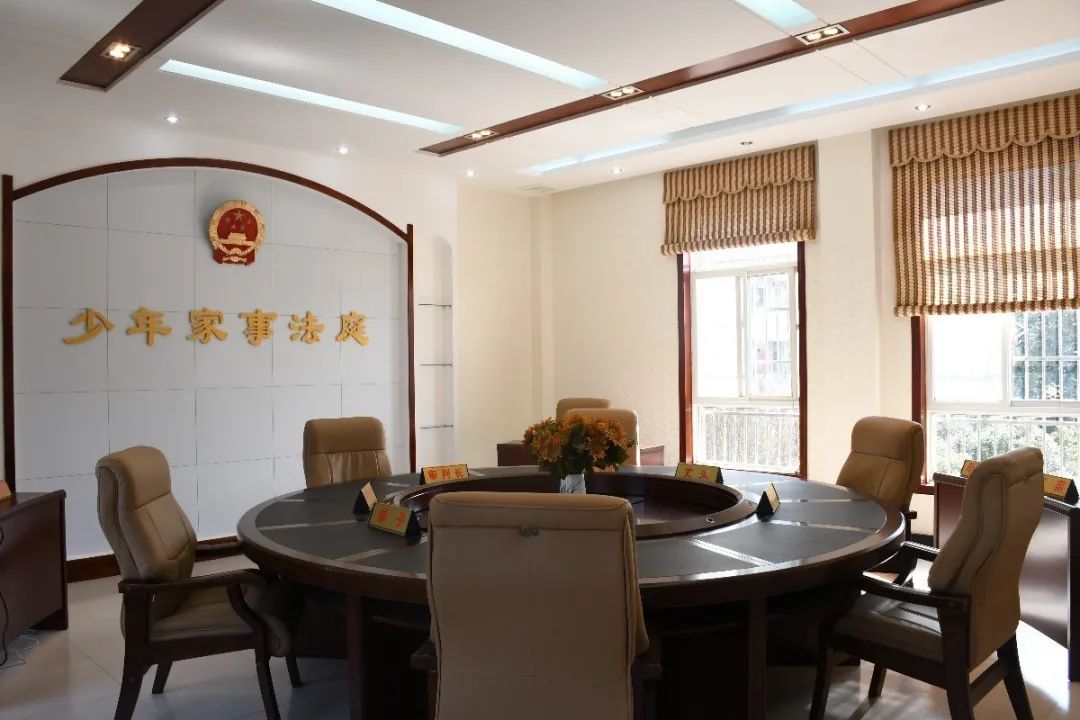 依托开发区人民法庭,在全市率先成立少年家事法庭,对未成年人刑事案件