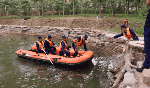 一组动图带你看森林消防员的皮划艇