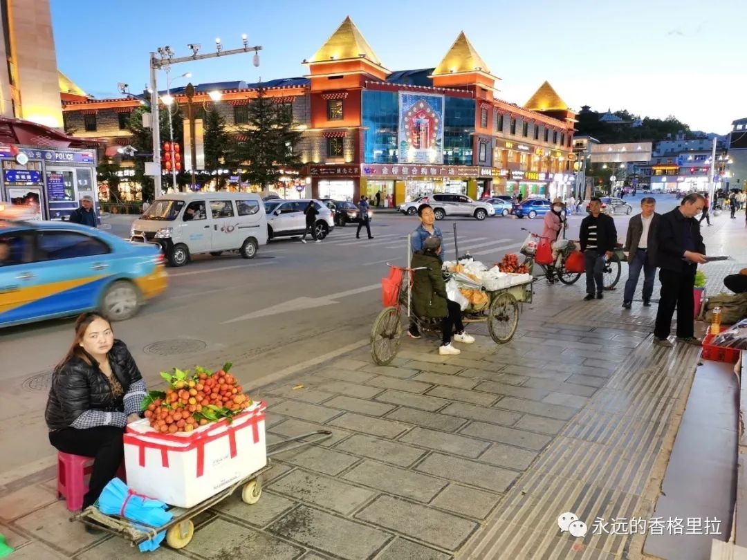 地摊经济活了走一起感受香格里拉夜市的人间烟火气